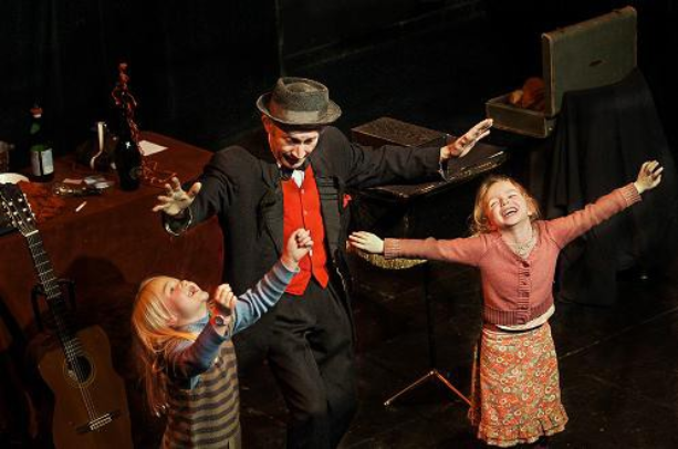 En arrière Toute spectacle pour enfant de Nino Montalto